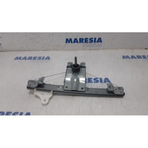 Renault - Clio - Rear door window mechanism 4-door, right