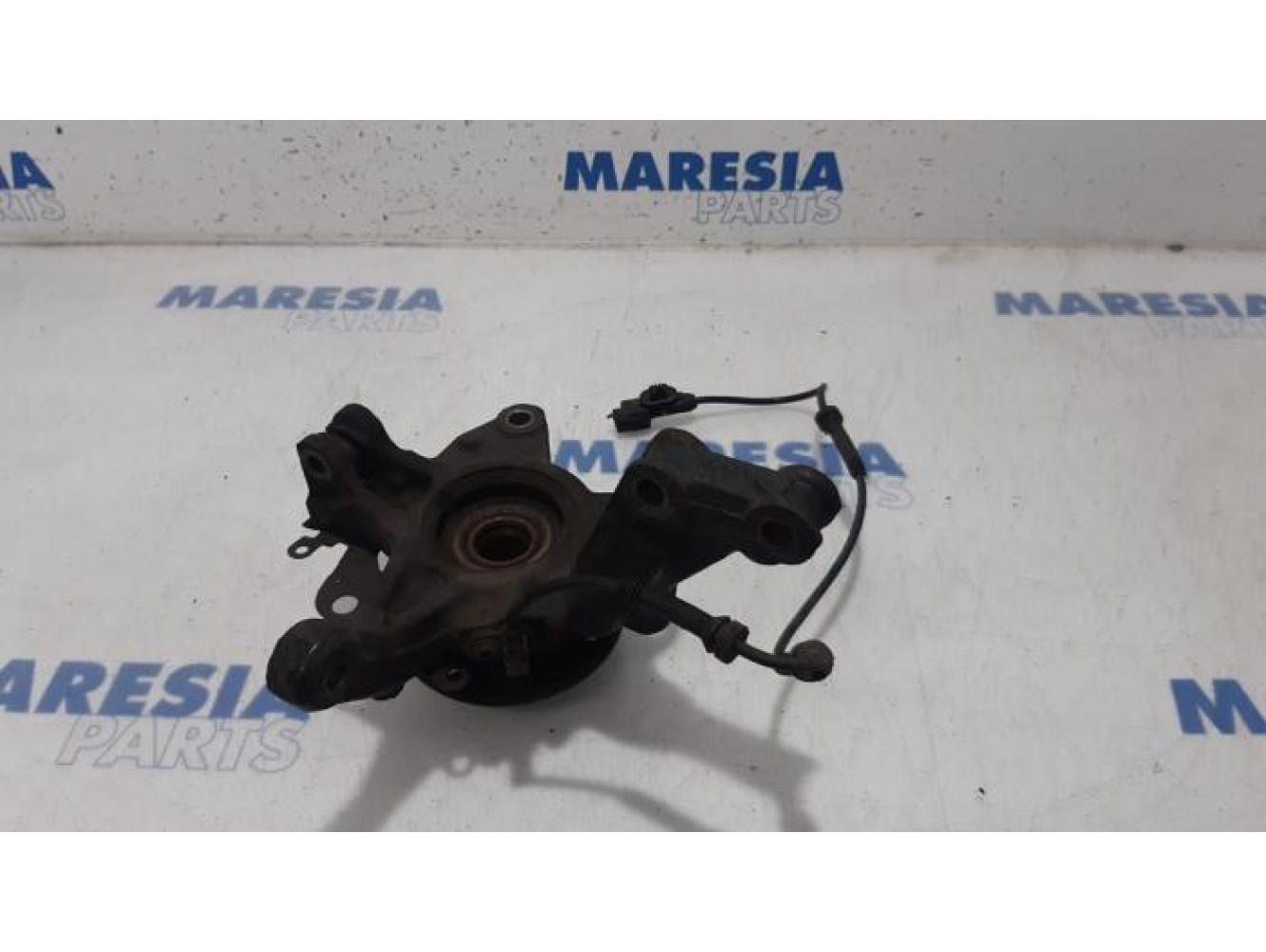 Renault - Clio - Knuckle, front right
