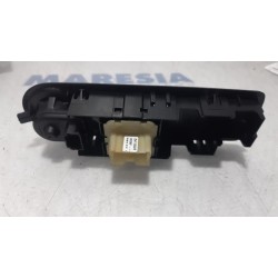 Renault - Clio - Multi-functional window switch