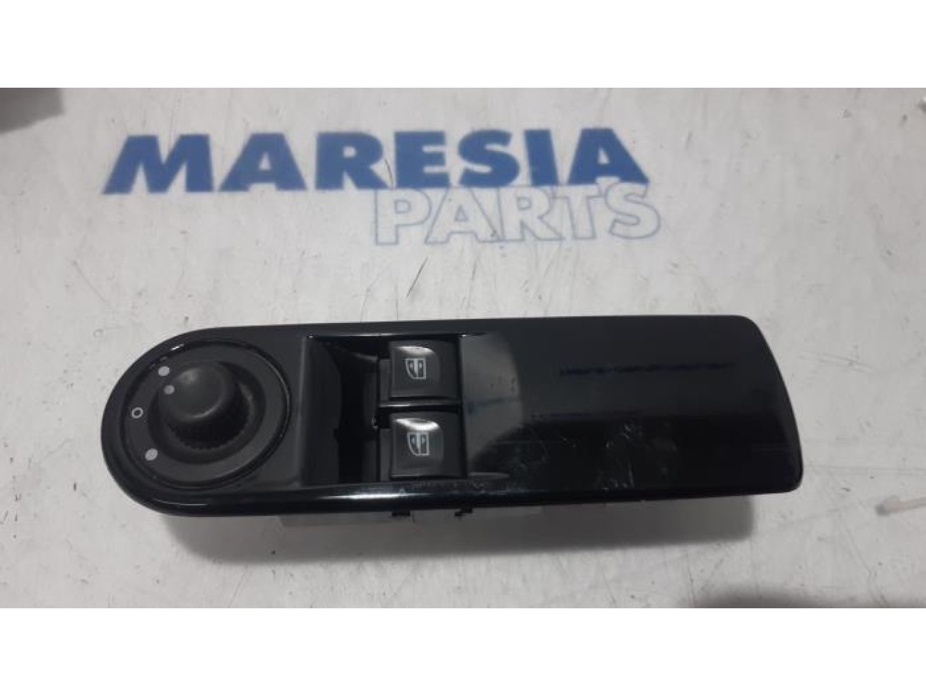 Renault - Clio - Multi-functional window switch