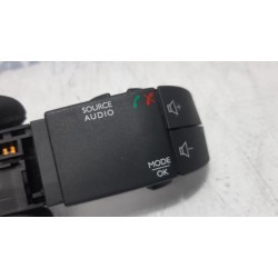 Renault - Clio - Steering wheel mounted radio control