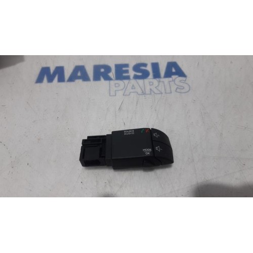 Renault - Clio - Steering wheel mounted radio control