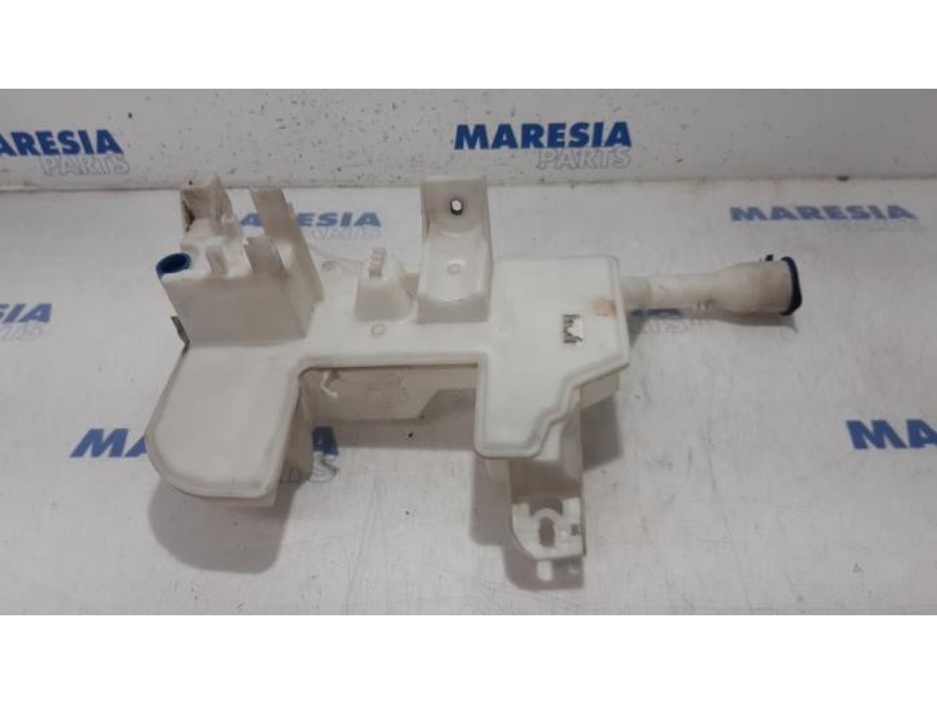 Citroen - C5 - Front windscreen washer reservoir