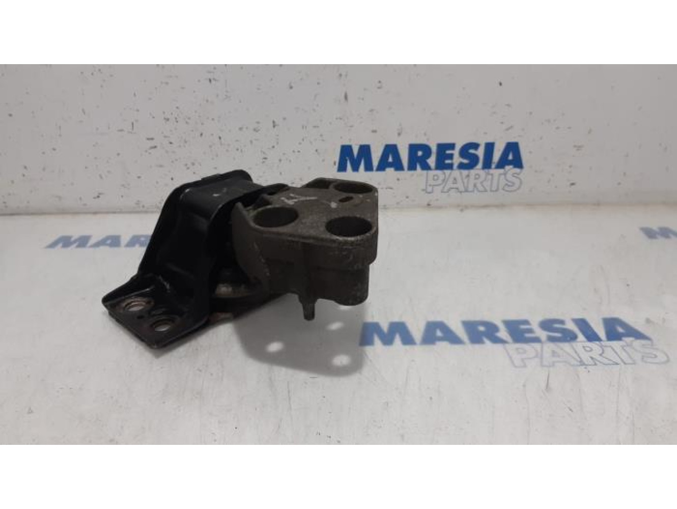 Renault - Clio - Engine mount