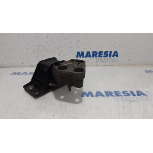 Renault - Clio - Engine mount