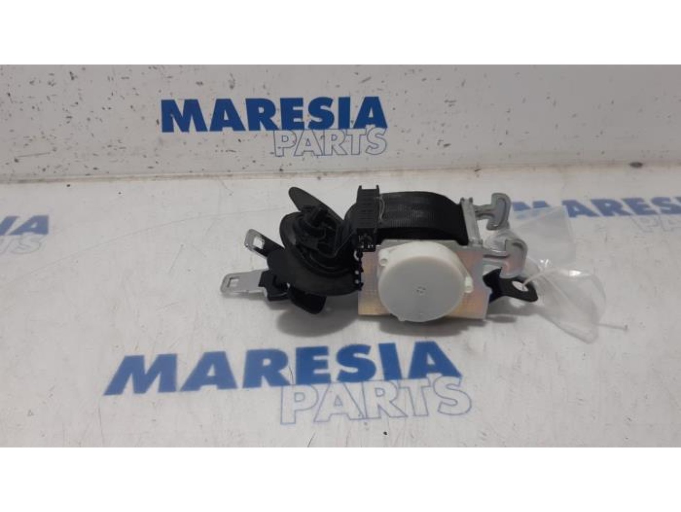Peugeot - 5008 - Rear seatbelt, centre