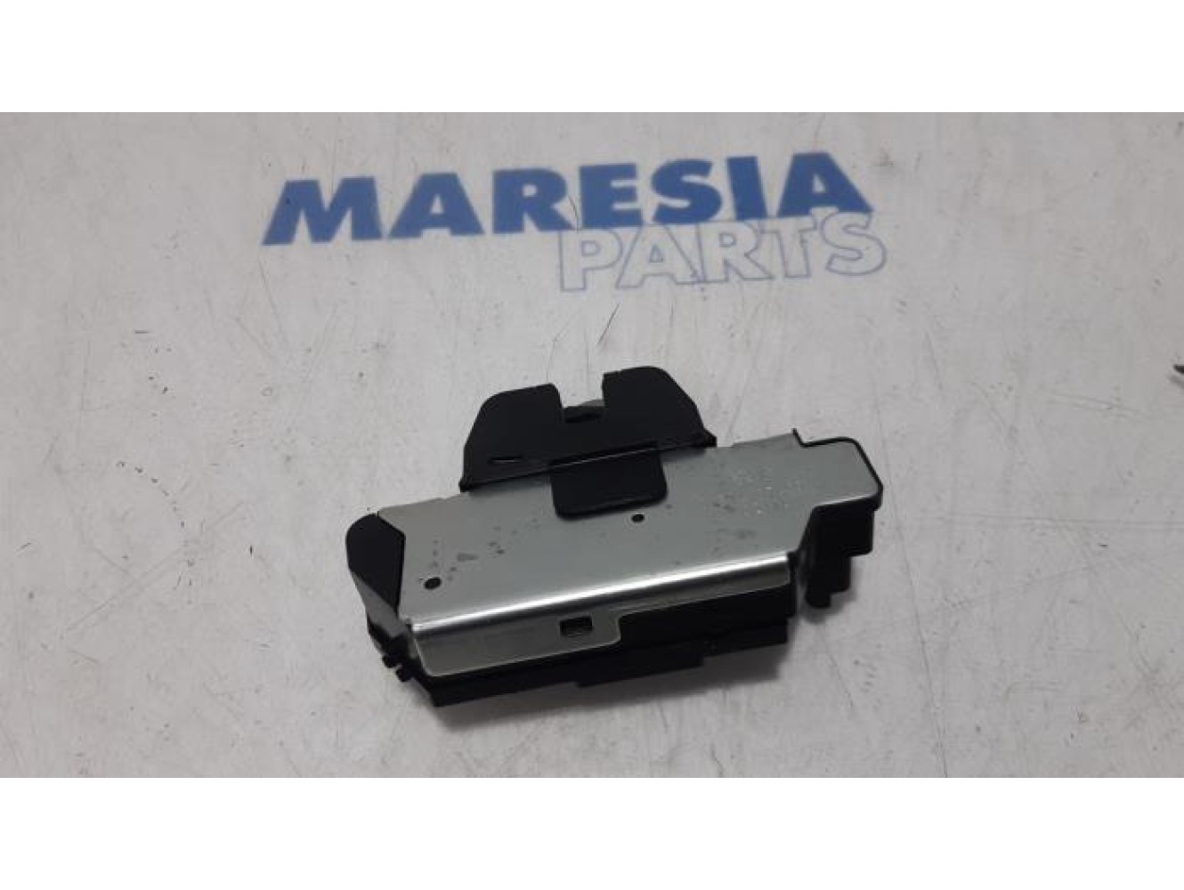 Peugeot - 5008 - Tailgate lock mechanism