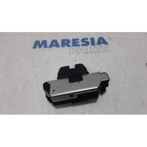Peugeot - 5008 - Tailgate lock mechanism