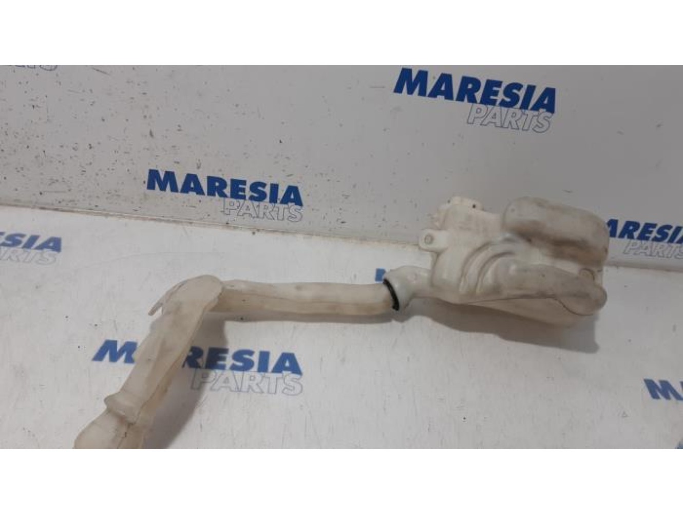 Peugeot - 207 - Rear window washer reservoir