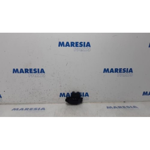 Peugeot - 308 - Tailgate lock mechanism