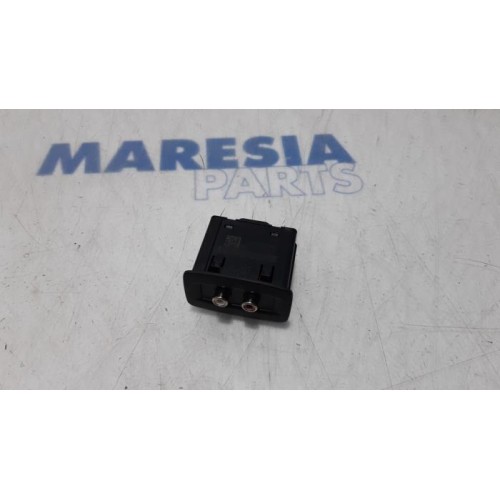Renault - Scenic - AUX / USB connection