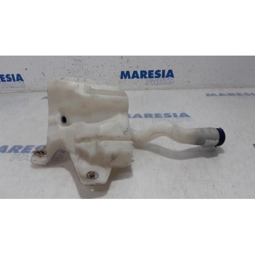 Alfa Romeo - Mito - Front windscreen washer reservoir