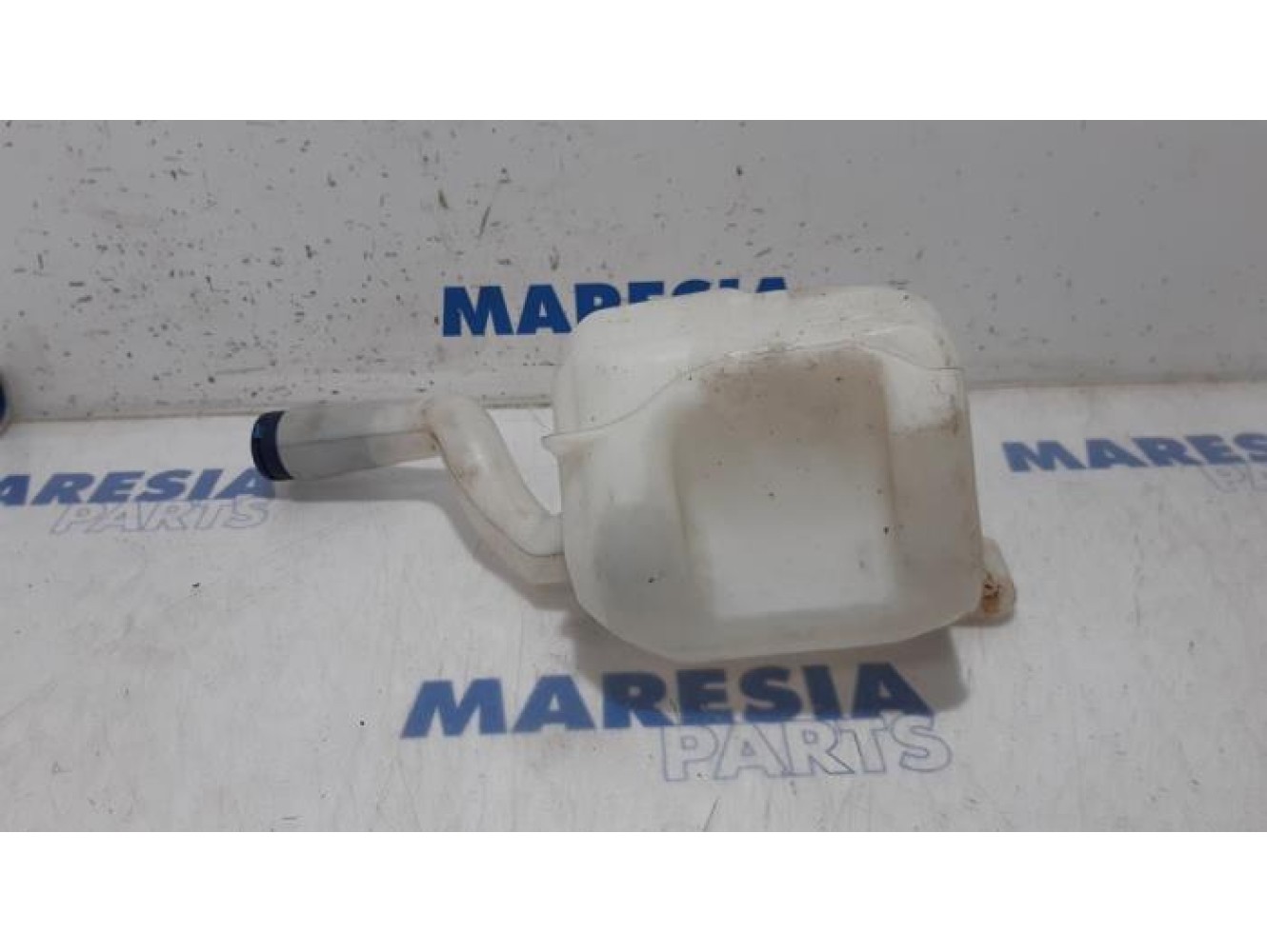 Fiat - Punto Evo - Front windscreen washer reservoir