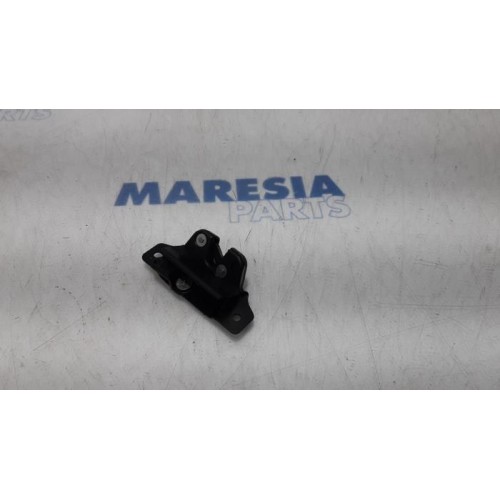 Peugeot - 206 - Tailgate lock mechanism