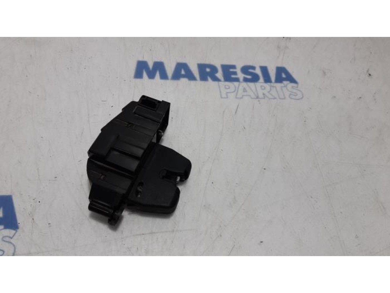 Peugeot - 207 - Tailgate lock mechanism