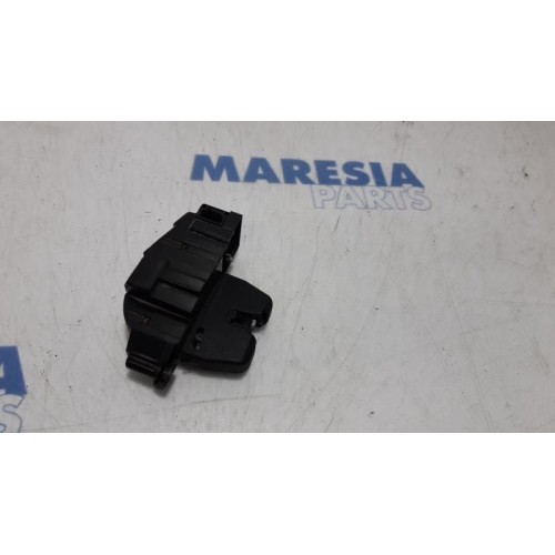 Peugeot - 207 - Tailgate lock mechanism