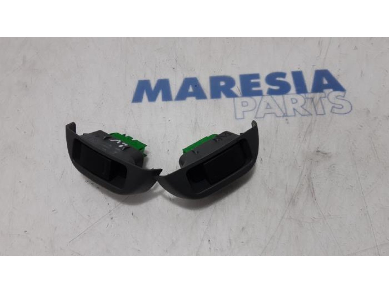 Peugeot - 107 - Multi-functional window switch