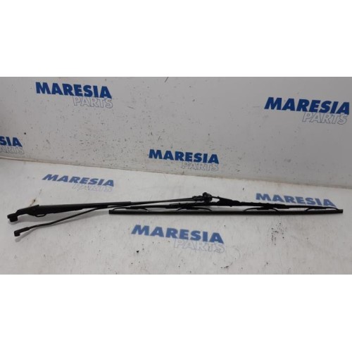 Peugeot - 107 - Front wiper arm
