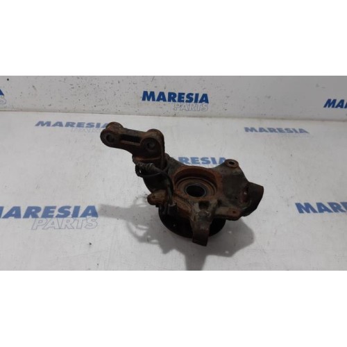 Renault - Megane - Fusee links-voor