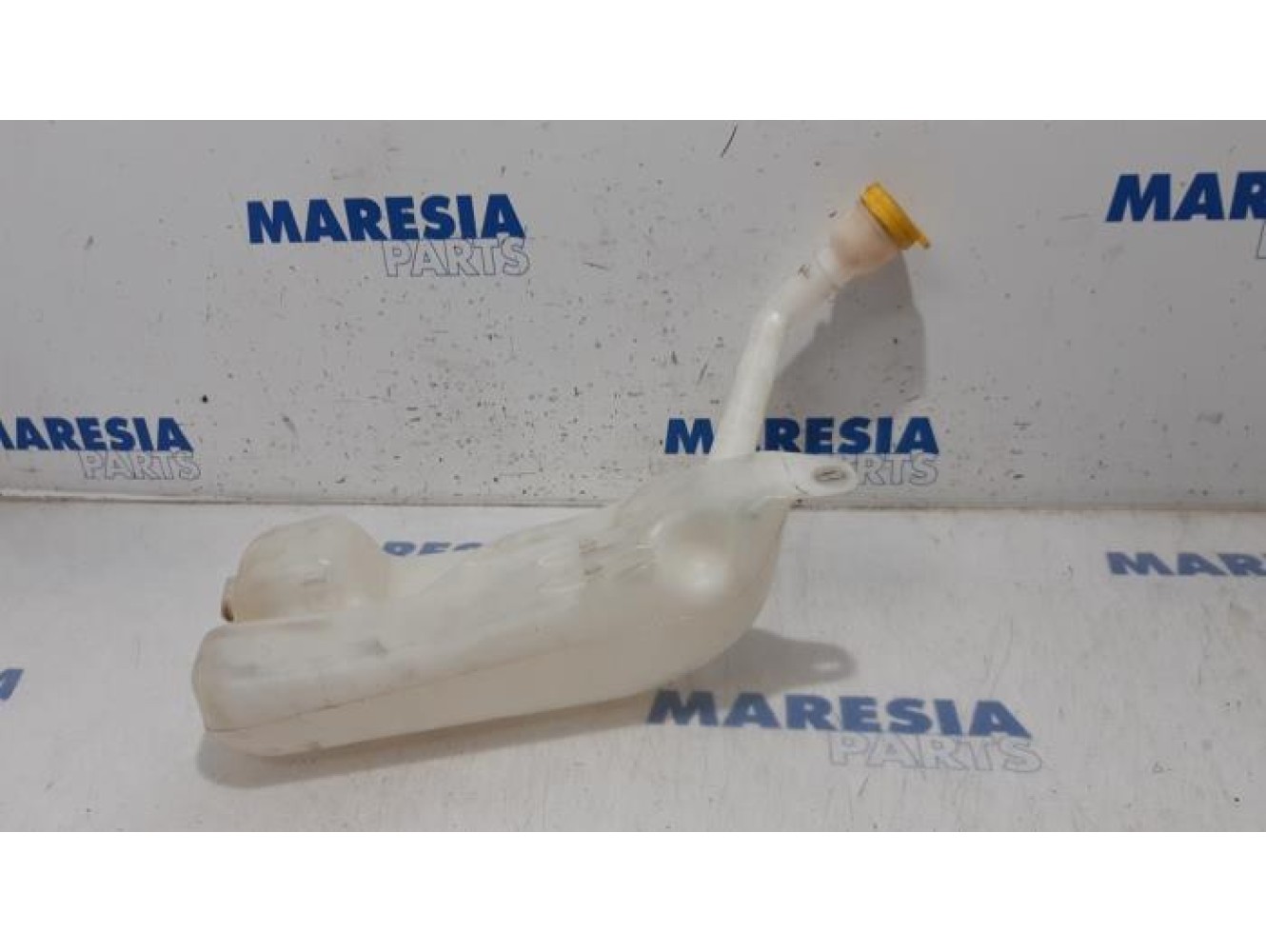 Renault - Megane - Front windscreen washer reservoir