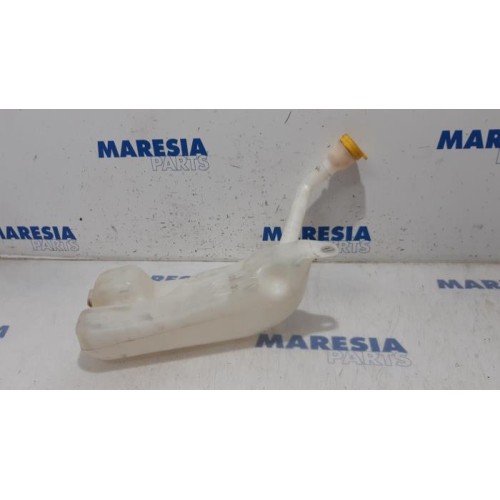 Renault - Megane - Front windscreen washer reservoir