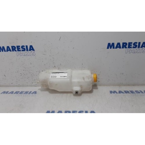 Renault - Twingo - Front windscreen washer reservoir
