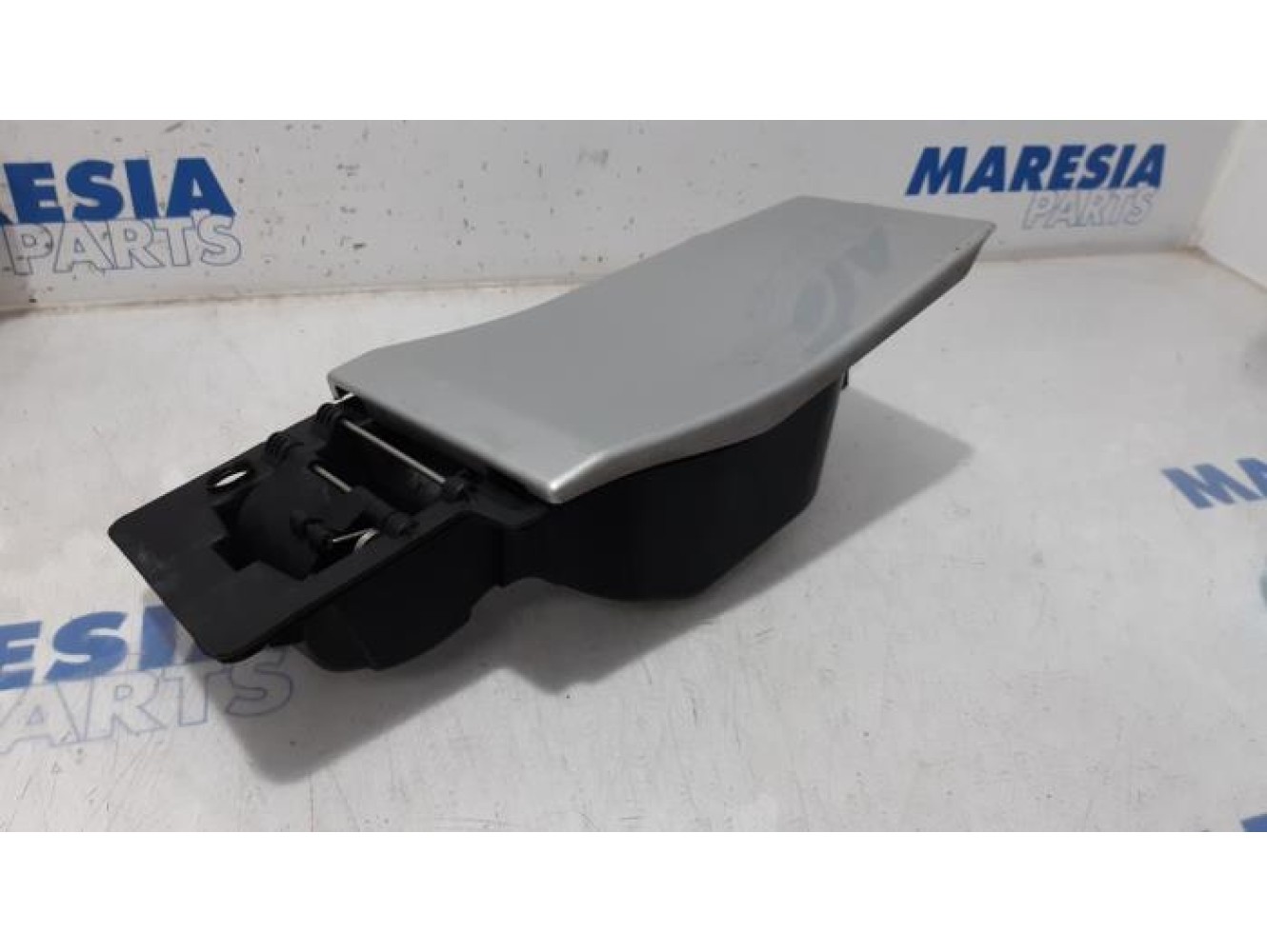 Opel - Vivaro - Tank cap cover
