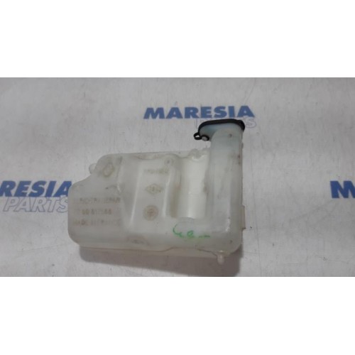 Renault - Twingo - Front windscreen washer reservoir
