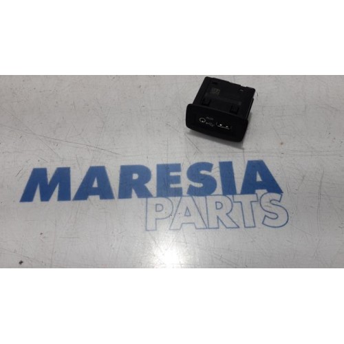 Renault - Grand Scenic - AUX / USB connection