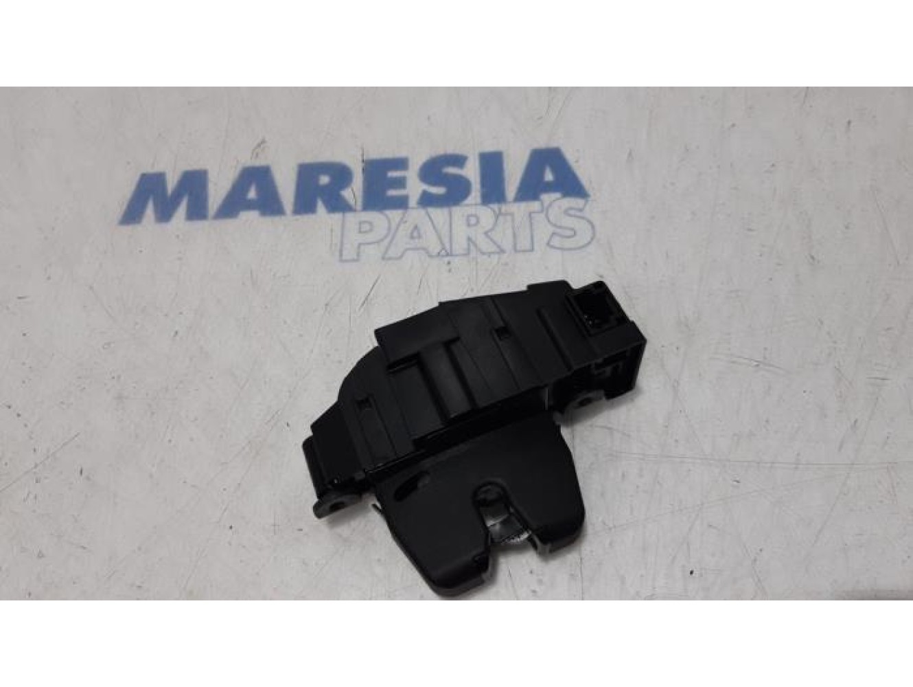 Peugeot - 308 - Tailgate lock mechanism