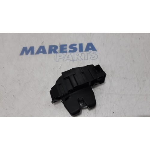 Peugeot - 308 - Tailgate lock mechanism