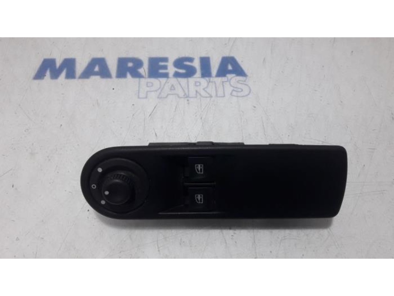 Renault - Clio - Multi-functional window switch