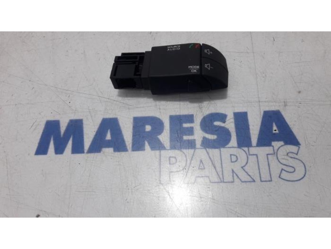Renault - Clio - Steering wheel mounted radio control