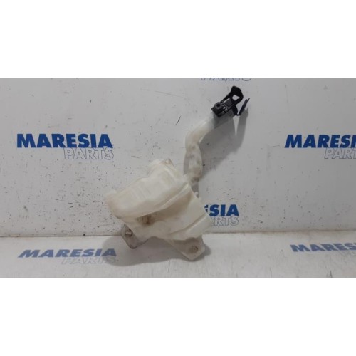 Alfa Romeo - Mito - Front windscreen washer reservoir