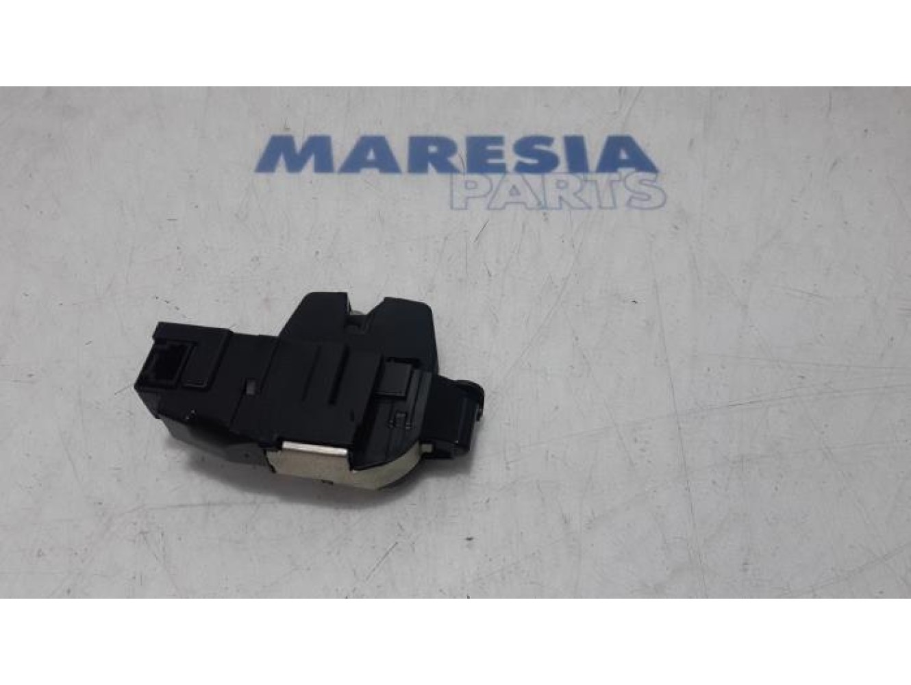 Peugeot - 308 - Tailgate lock mechanism