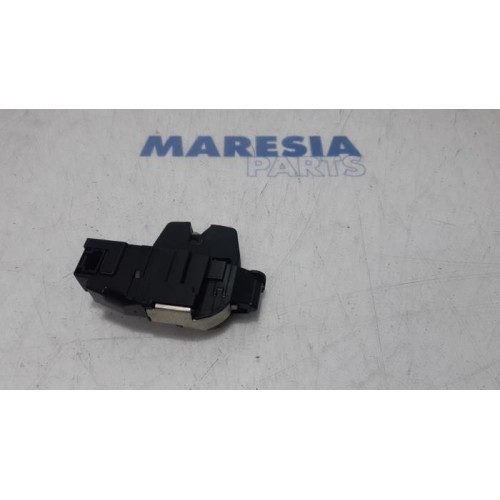 Peugeot - 308 - Tailgate lock mechanism