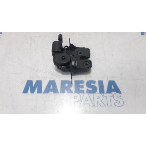 Renault - Captur - Tailgate lock mechanism