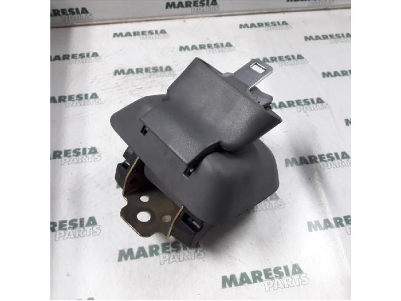 Renault - Megane - Rear seatbelt, centre