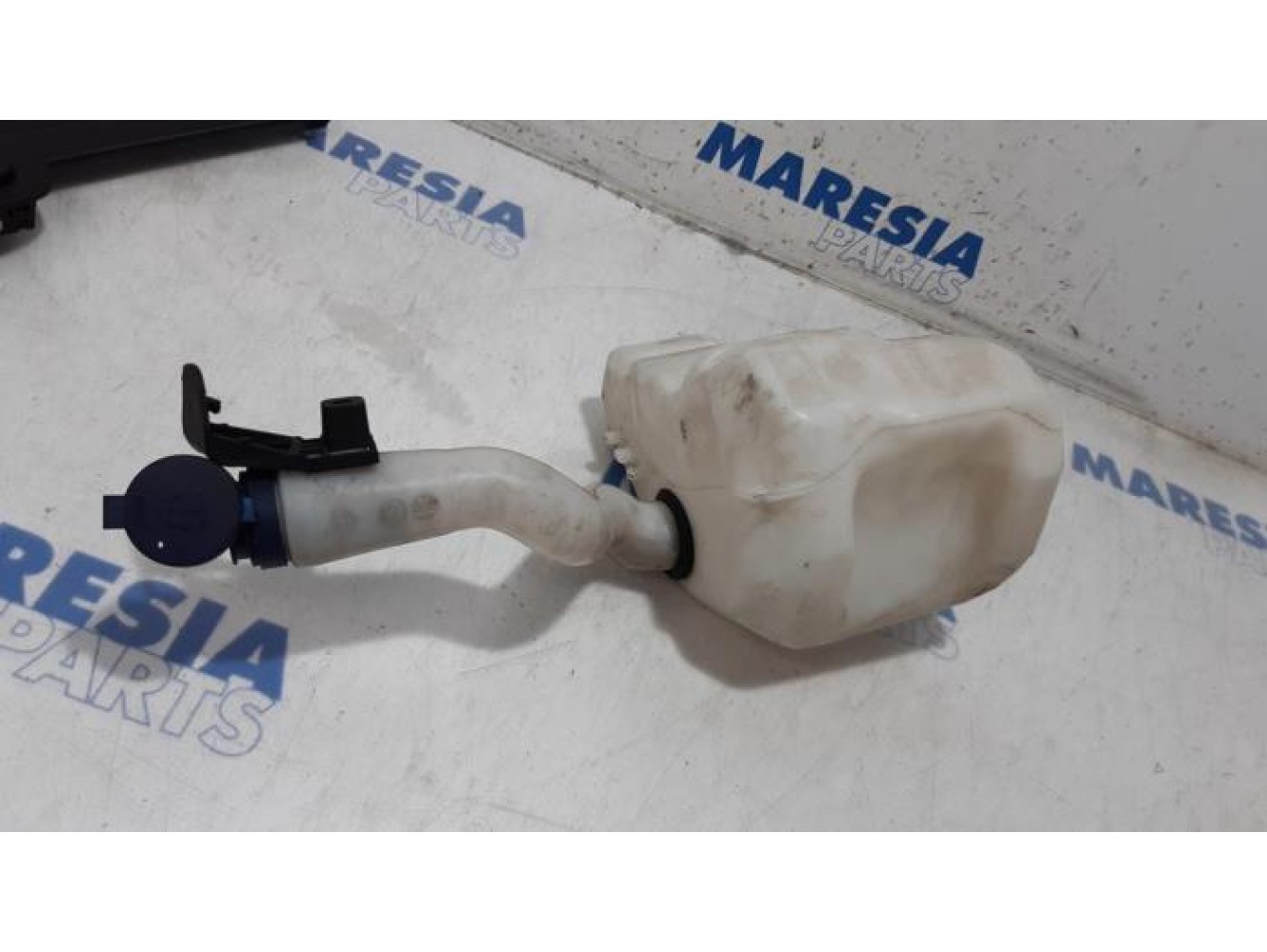 Fiat - Punto - Front windscreen washer reservoir
