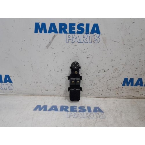 Peugeot - 207 - Multi-functional window switch