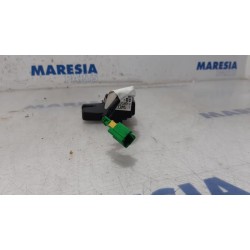 Peugeot - 207 - Tailgate lock mechanism