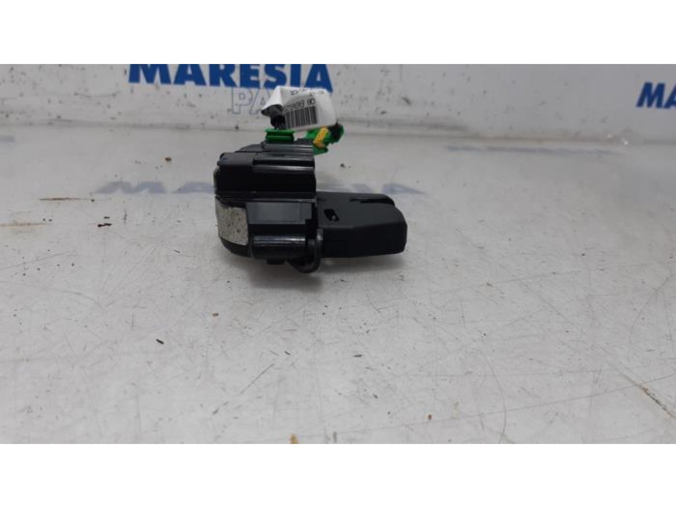 Peugeot - 207 - Tailgate lock mechanism