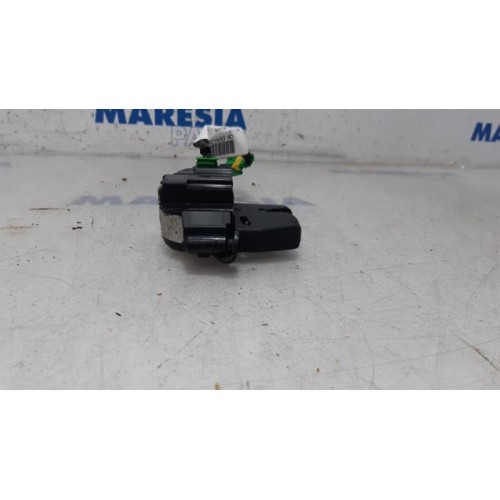 Peugeot - 207 - Tailgate lock mechanism
