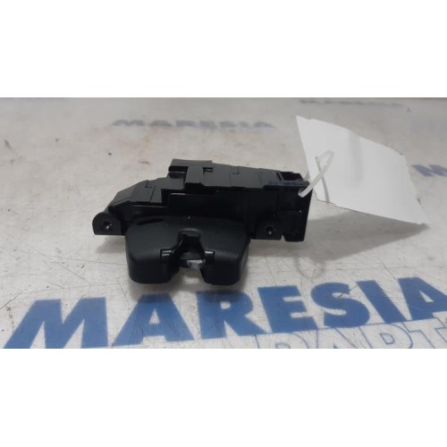 Peugeot - 207 - Tailgate lock mechanism
