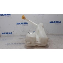 Renault - Megane - Front windscreen washer reservoir