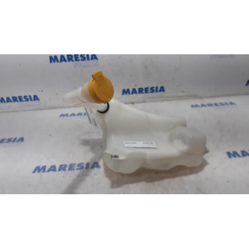 Renault - Megane - Front windscreen washer reservoir