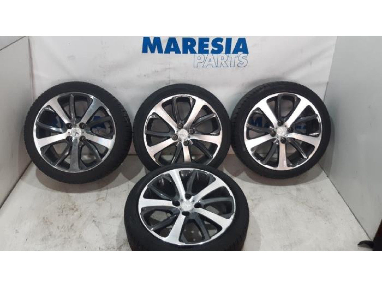 Peugeot - 208 - Sportvelgenset + banden
