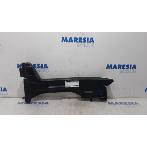 Citroen - C4 Grand Picasso - Front windscreen washer reservoir