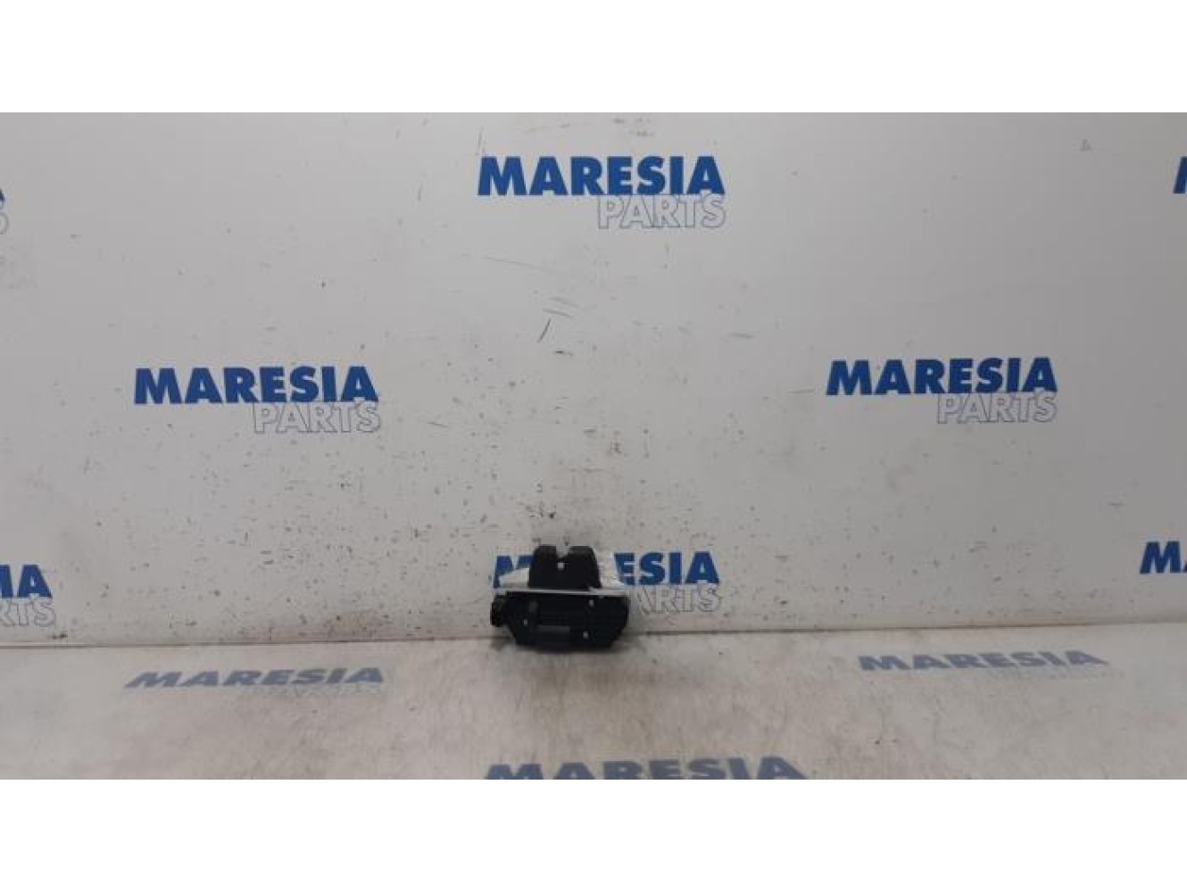Peugeot - 208 - Tailgate lock mechanism
