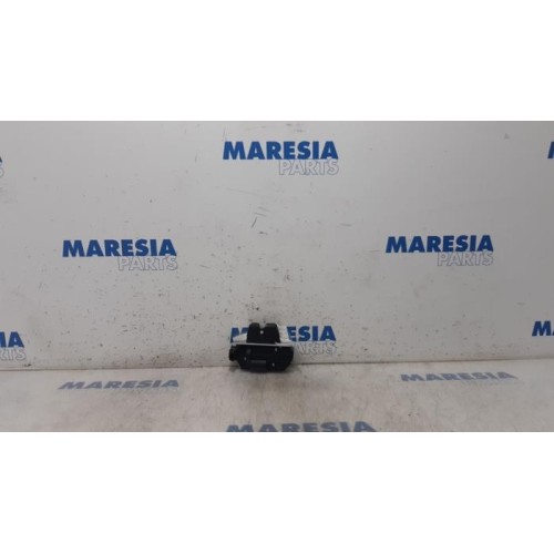 Peugeot - 208 - Tailgate lock mechanism